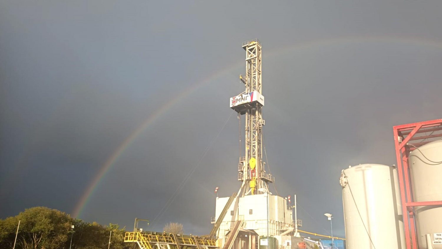 rig-with-rainbow